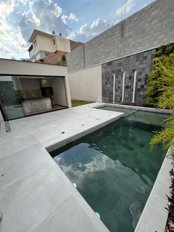 VENDO EXCELENTE CASA "CONCEITO MODERNO" NO RESIDENCIAL TIRADENTES [445]