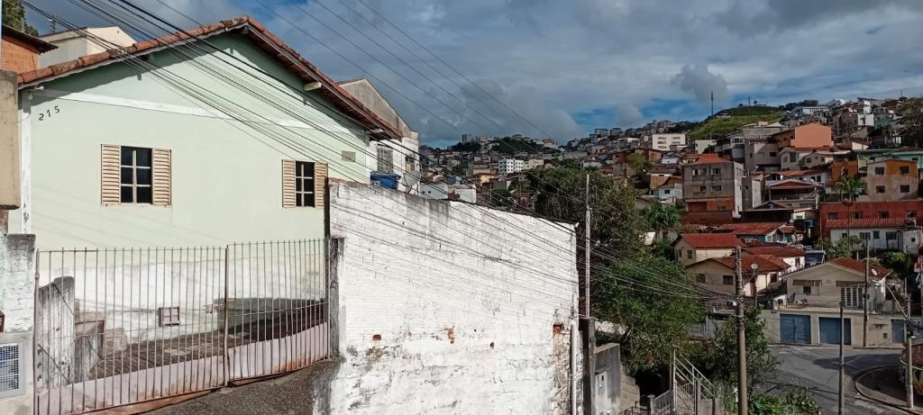 OPORTUNIDADE IMPERDÍVEL - MORE OU INVISTA: 3 CASAS NO BAIRRO SÃO JOÃO [520]